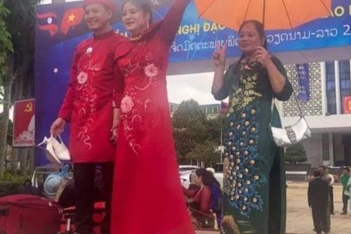 Đám cưới mùa lũ, dùng xe cứu hộ rước dâu để kịp giờ lành