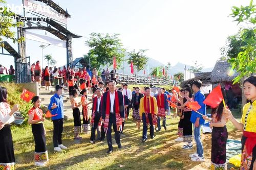 Phó Bí thư Tỉnh ủy Hoàng Nghĩa Hiếu chung vui Ngày hội Đại đoàn kết với người dân bản Bay, xã Nga My huyện Tương Dương