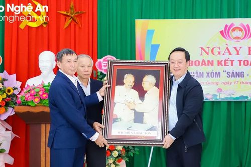 Chủ tịch UBND tỉnh Nguyễn Đức Trung dự Ngày hội Đại đoàn kết với nhân dân xóm 1, xã Nam Giang, huyện Nam Đàn