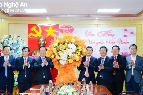 Chủ tịch UBND tỉnh Nguyễn Đức Trung chúc mừng Sở Giáo dục và Đào tạo, Hội Cựu giáo chức tỉnh nhân ngày Nhà giáo Việt Nam