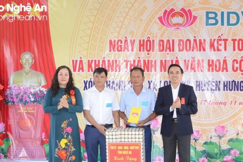 Đồng chí Nguyễn Thị Thu Hường dự Ngày hội Đại đoàn kết ở huyện Hưng Nguyên