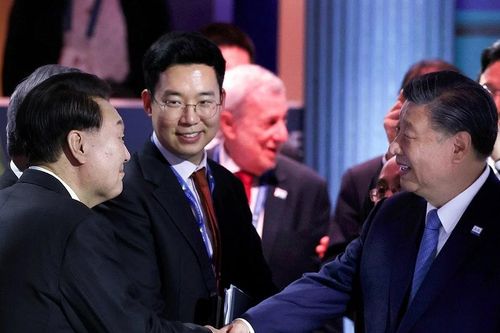 Lãnh đạo Hàn Quốc-Trung Quốc 'trao đổi ngắn gọn' bên lề Hội nghị APEC