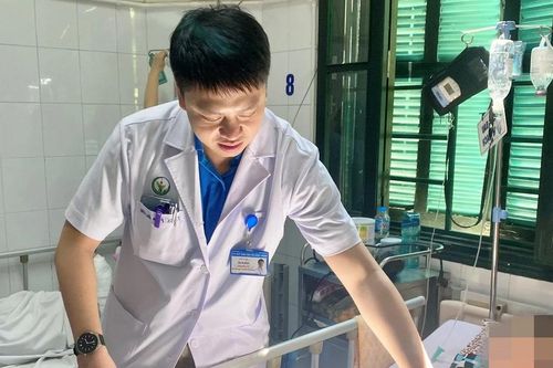 Người phụ nữ gần đứt rời cánh tay vì áo chống nắng cuốn vào bánh xe máy