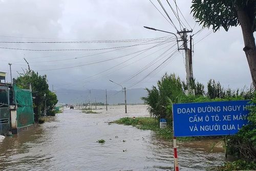 Bình Định: Mưa lũ gây chia cắt, nhiều địa phương bị ngập cục bộ