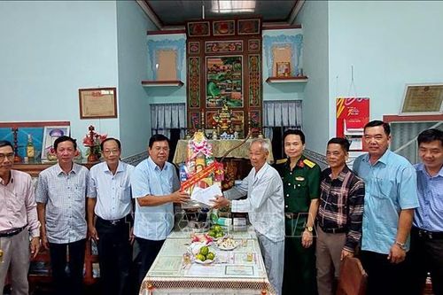 Tri ân người có công nhân kỷ niệm 60 năm Chiến thắng Đầm Dơi - Cái Nước - Chà Là