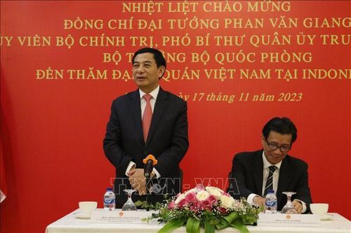 Bộ trưởng Quốc phòng Phan Văn Giang thăm Đại sứ quán Việt Nam tại Indonesia