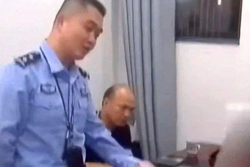 Trộm tiền để đãi bạn ăn quà, bé trai bị mẹ đưa đến đồn cảnh sát