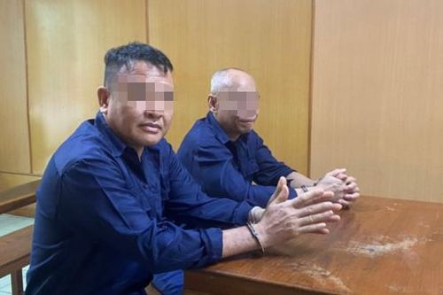 Bí mật trong túi hành lý của 2 người đàn ông xuất ngoại bằng máy bay