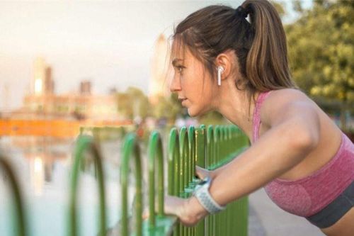 Nghe nhạc khi chạy bộ hiệu quả nhưng cũng có rủi ro, chị em cần lưu ý 3 điều này khi chọn tai nghe chạy bộ