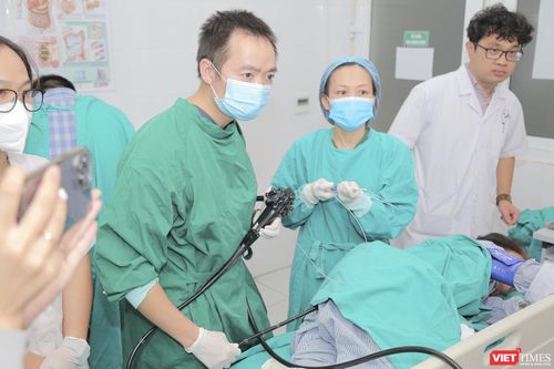 Cắt polip ung thư trực tràng bằng kỹ thuật tách dưới niêm mạc qua nội soi, thay vì đại phẫu