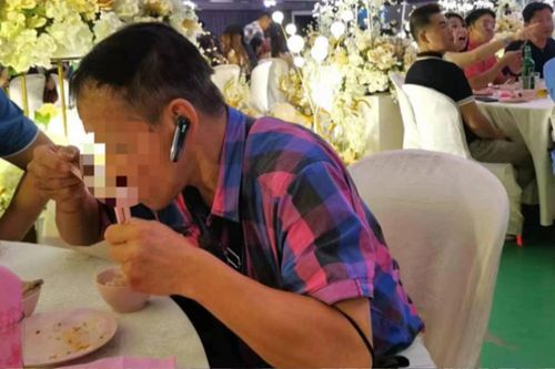 Cô dâu ức phát khóc vì nhóm khách lạ 'ăn chực' trong tiệc cưới, dân mạng phát hiện điều bất ngờ