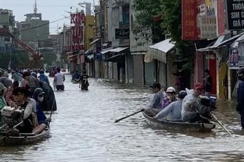Thanh niên 'mắc kẹt' ở Huế đúng đợt mưa lịch sử, suýt khóc khi nhận chiếc bánh từ một ni cô