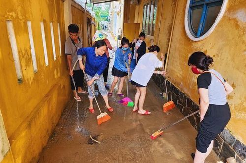Hội LHPN TP Huế hỗ trợ người dân dọn vệ sinh sau lũ và tặng quà các gia đình bị ảnh hưởng bởi lũ lụt