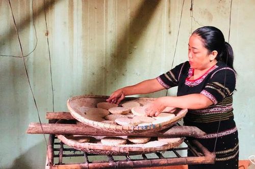 Người phụ nữ góp phần gìn giữ bản sắc văn hóa truyền thống, các nghi lễ tốt đẹp của người Ba Na