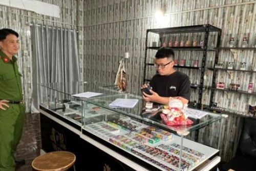 Long An: Phát hiện gần 1.200 sản phẩm thuốc lá điện tử không rõ nguồn gốc
