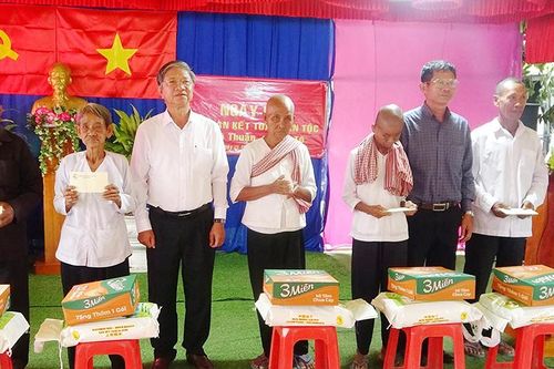 Củng cố khối đại đoàn kết toàn dân tộc