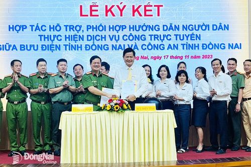 Công an tỉnh và Bưu điện tỉnh ký kết tuyên truyền đẩy mạnh các dịch vụ công trực tuyến