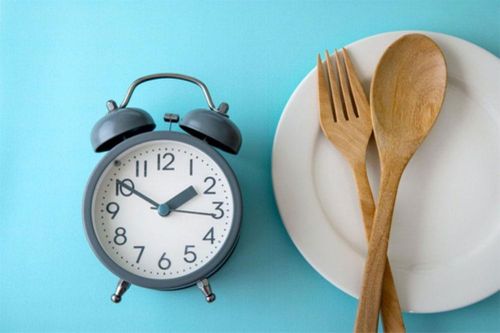 Bác sĩ trả lời: Nhịn ăn gián đoạn để giảm cân có bị đau dạ dày không?