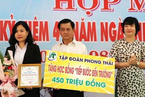 Tập đoàn Phong Thái trao 283 suất học bổng cho học sinh nghèo tại H.Vĩnh Cửu