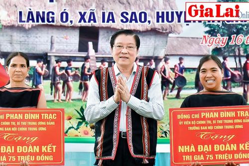 Trưởng ban Nội chính Trung ương Phan Đình Trạc chung vui Ngày hội Đại đoàn kết với bà con làng Ó