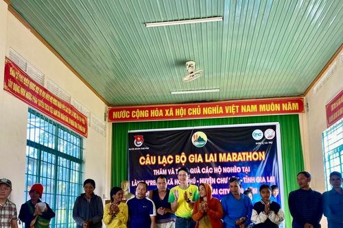 Trao 50 suất quà cho hộ nghèo ở huyện Chư Păh