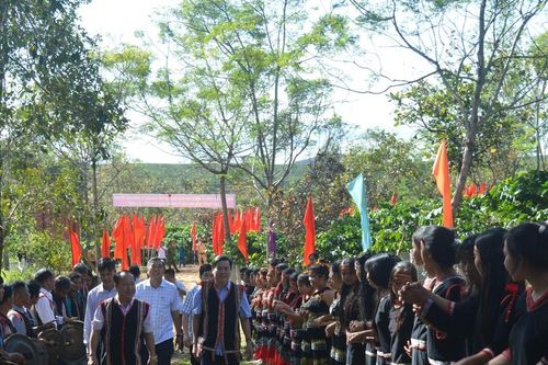 Phó Bí thư Thường trực Tỉnh ủy Châu Ngọc Tuấn dự Ngày hội Đại đoàn kết toàn dân tộc tại làng Ghè