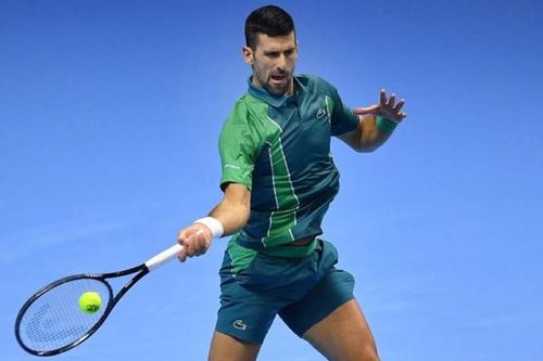 ATP Finals: Đương kim vô địch Djokovic nhọc nhằn giành vé bán kết