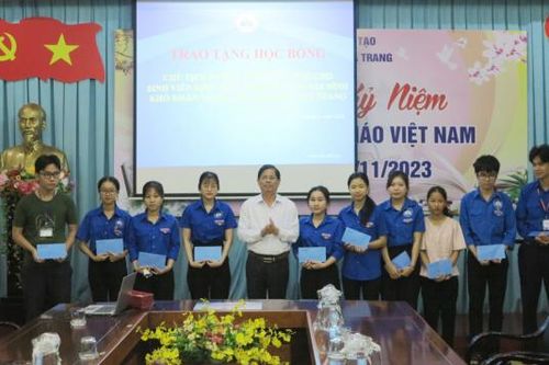 Chủ tịch UBND tỉnh Nguyễn Tấn Tuân tặng 16 suất học bổng cho sinh viên Trường Đại học Nha Trang