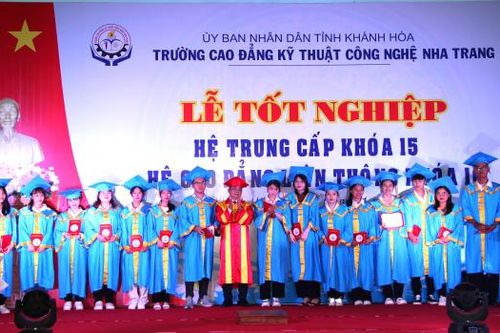 Trường Cao đẳng Kỹ thuật Công nghệ Nha Trang: Trao bằng tốt nghiệp cho 560 học sinh, sinh viên