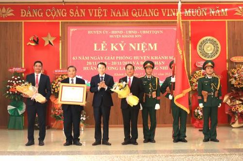 Huyện Khánh Sơn kỷ niệm 63 năm Ngày giải phóng và đón nhận Huân chương Lao động hạng Nhì