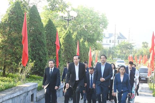 Đoàn đại biểu Bộ Lao động - Thương binh và Xã hội dâng hương tưởng niệm Chủ tịch Hồ Chí Minh.