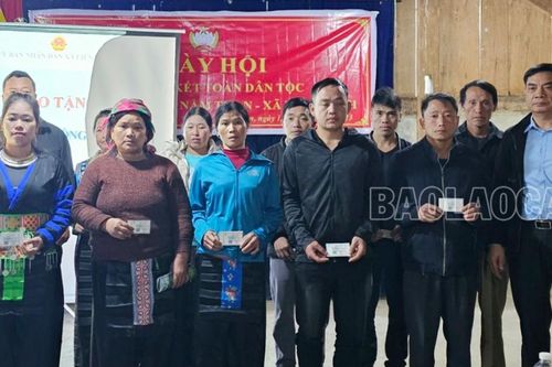 Tặng 100 thẻ bảo hiểm y tế cho đồng bào dân tộc thiểu số vùng lũ xã Liên Minh