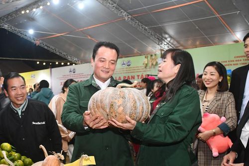 Phiên chợ văn hóa thúc đẩy tiêu thụ sản phẩm vùng dân tộc thiểu số và miền núi tỉnh Lào Cai tại Mường Khương