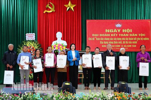 Đồng chí Nguyễn Thị Thanh dự Ngày hội Đại đoàn kết toàn dân tộc tại huyện Kim Sơn