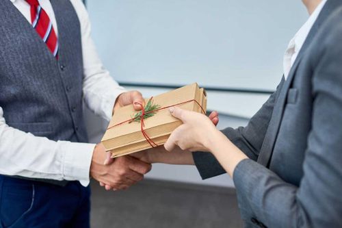 Gợi ý quà tặng đối tác ý nghĩa và ấn tượng