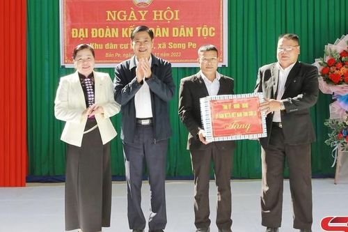 Đồng chí Bí thư Tỉnh ủy dự Ngày hội Đại đoàn kết toàn dân tộc tại bản Pe