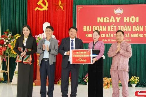 Đồng chí Phó Bí thư Thường trực Tỉnh ủy dự ngày hội Đại đoàn kết tại bản Thải