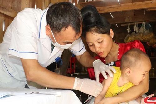 Tiêm chủng mở rộng ở vùng cao Long Hẹ