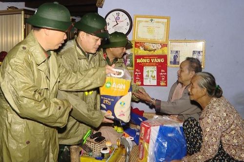 Quân khu 4 thăm và tặng quà người dân vùng lũ