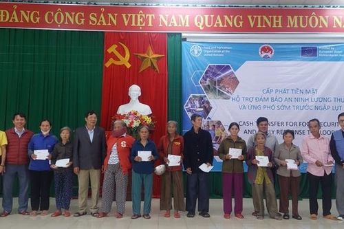 Trao quà cho người dân ảnh hưởng lũ lụt