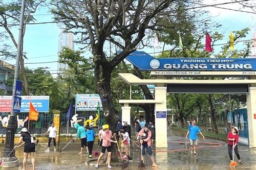 Khắc phục hậu quả lũ lụt, sớm đón học sinh trở lại trường