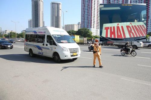 CSGT Hà Nội chặn bắt, xử lý nhiều xe hợp đồng trá hình