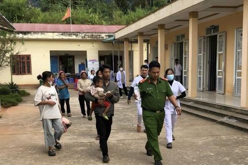 Công an xã đưa cháu bé ngộ độc thuốc sâu vượt 70km đường đồi núi đi cấp cứu