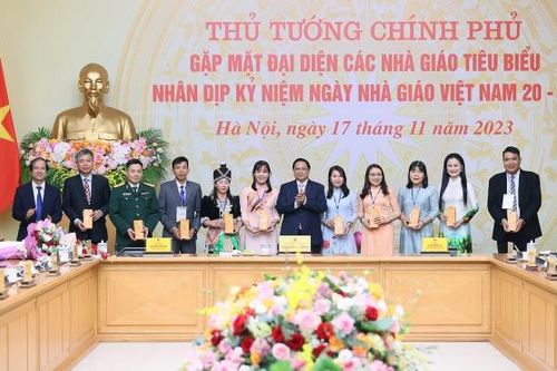 Hoàn thiện cơ chế, chính sách tuyển dụng, sử dụng, đãi ngộ giáo viên