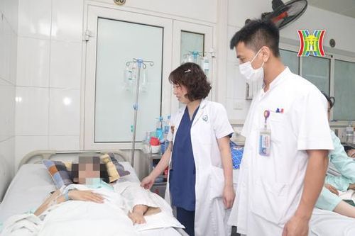 Cánh tay gần đứt rời do áo chống nắng quấn vào xe