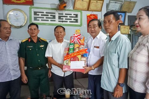 Thăm, tặng quà nhân chứng lịch sử tại huyện Thới Bình
