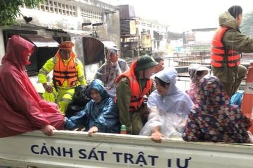Túc trực 24/24 giờ, căng mình giúp dân vượt lũ