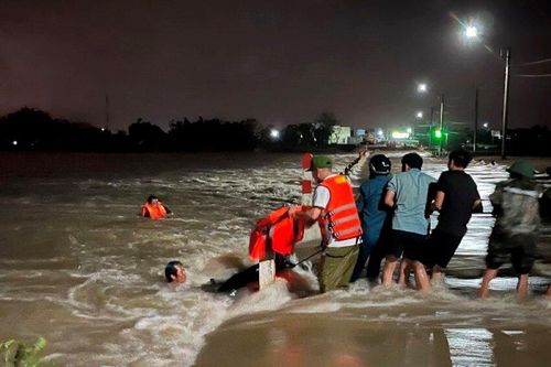 Bình Định: Đi qua bờ tràn, cô gái trẻ bị nước lũ cuốn trôi