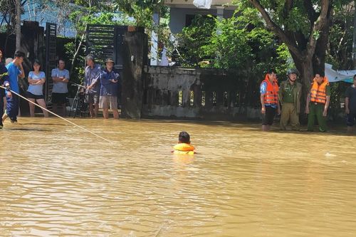 Tìm thấy thi thể cháu bé 3 tuổi mất tích sau khi rơi xuống dòng lũ dữ ở Huế