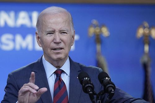 Ông Biden ký dự luật ngân sách không có viện trợ cho Ukraine
